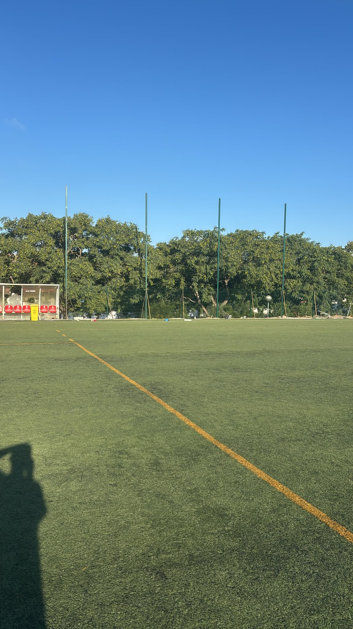 Vedação em painéis 2D de grande altura em campo de futebol, Cascais