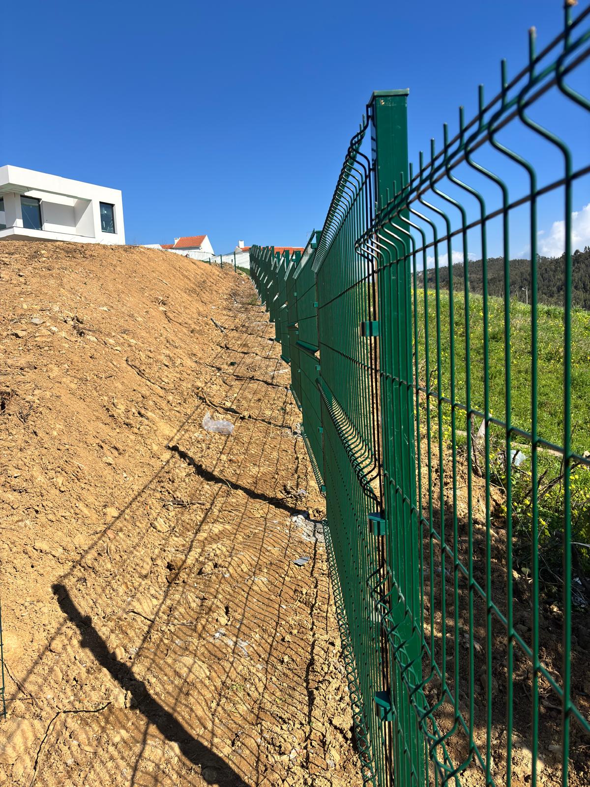 Vedação em painéis 3D verdes na envolvente de uma moradia, Ericeira